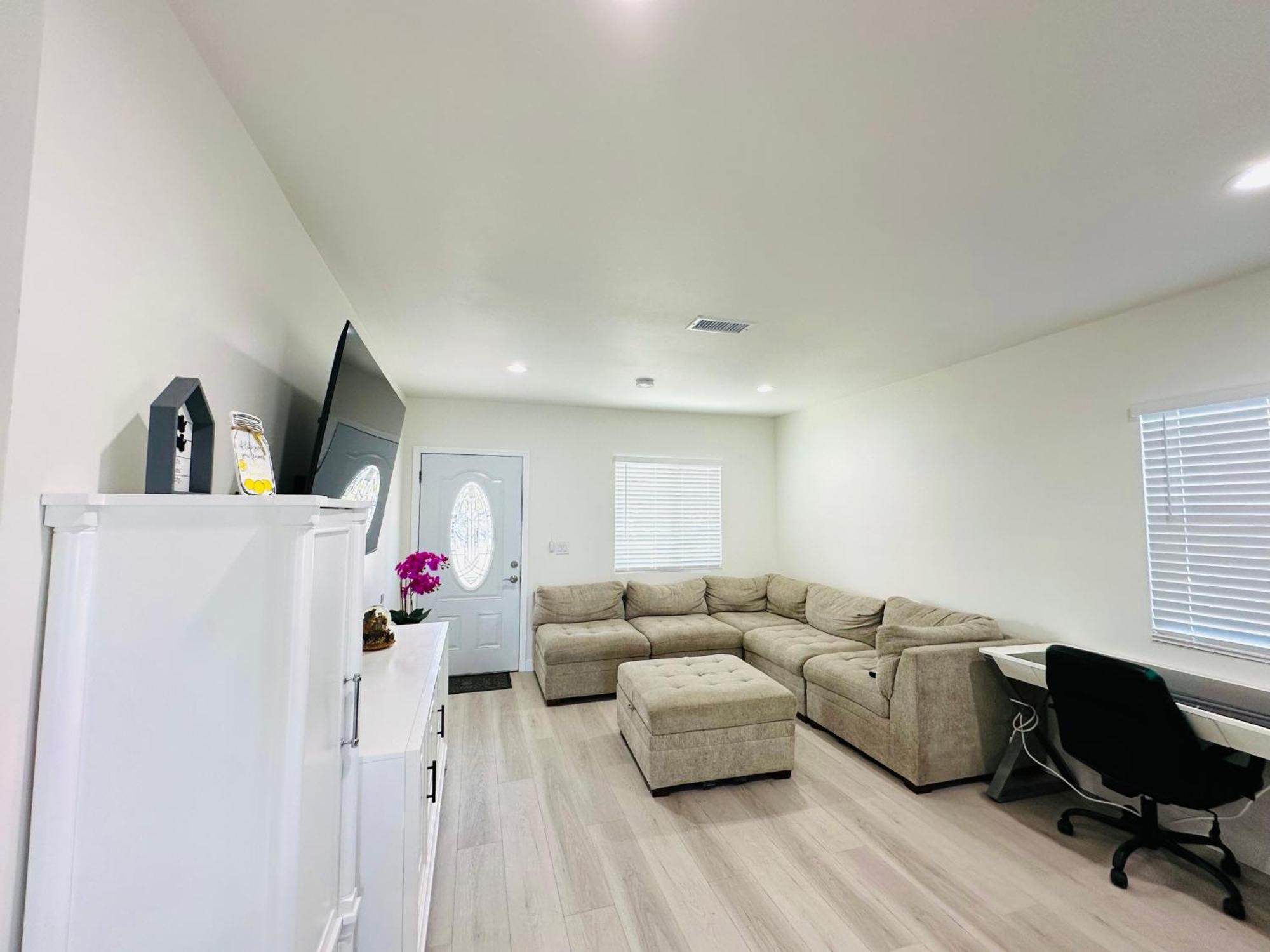 New Spacious House In Anaheim Near Disneyland-Knott In Without Backyard In The Same Lot Of 3 Separate Properties Exteriör bild