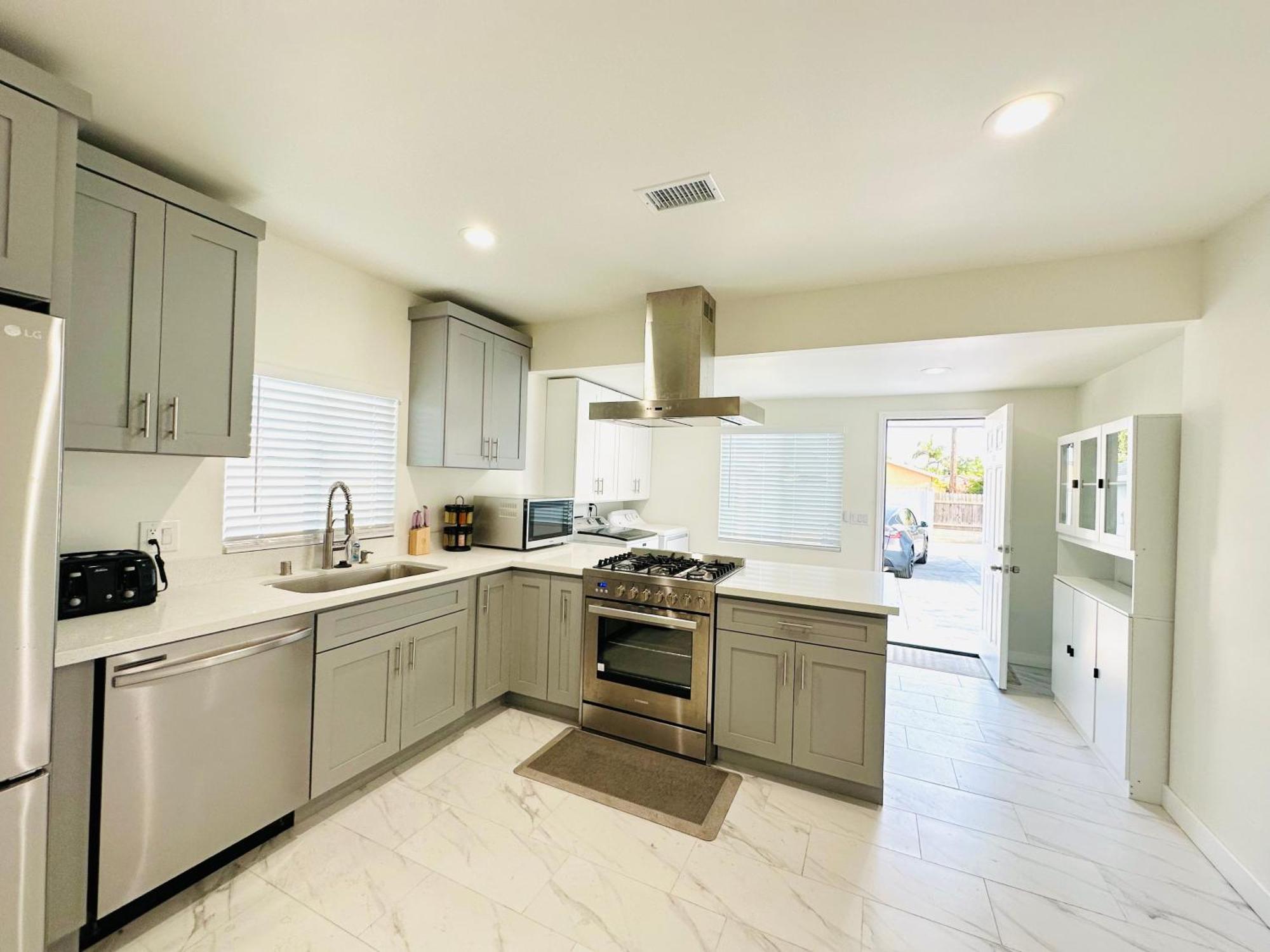 New Spacious House In Anaheim Near Disneyland-Knott In Without Backyard In The Same Lot Of 3 Separate Properties Exteriör bild