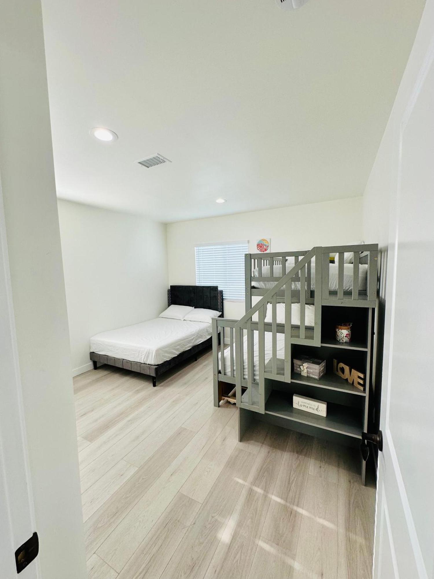 New Spacious House In Anaheim Near Disneyland-Knott In Without Backyard In The Same Lot Of 3 Separate Properties Exteriör bild