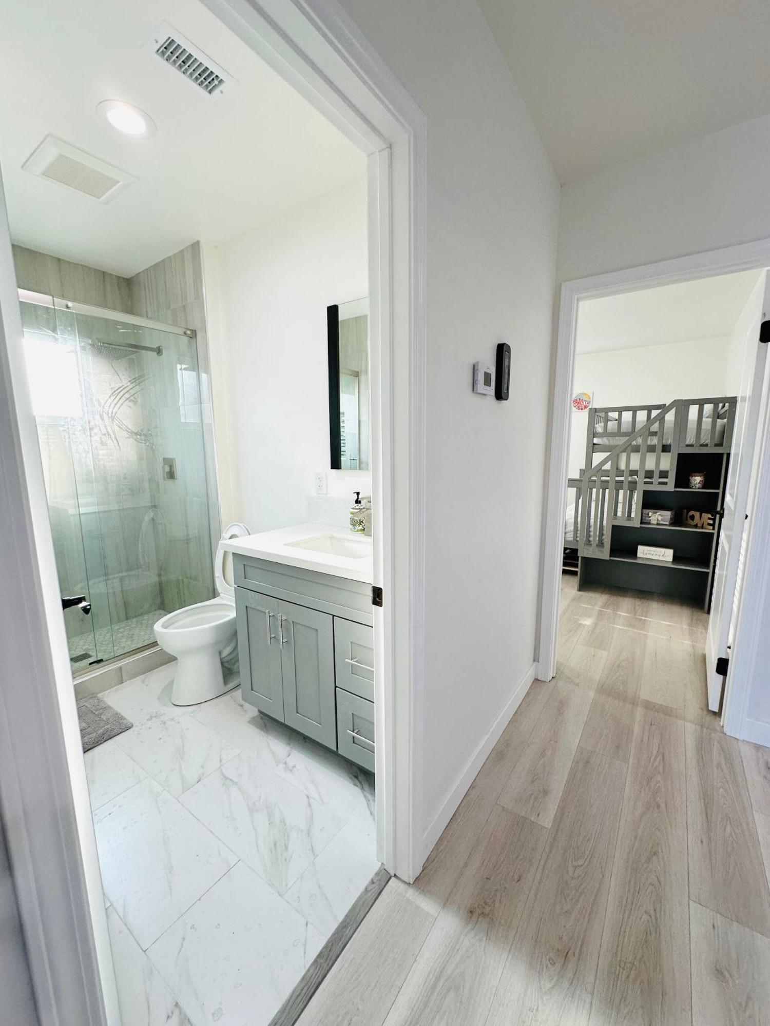 New Spacious House In Anaheim Near Disneyland-Knott In Without Backyard In The Same Lot Of 3 Separate Properties Exteriör bild