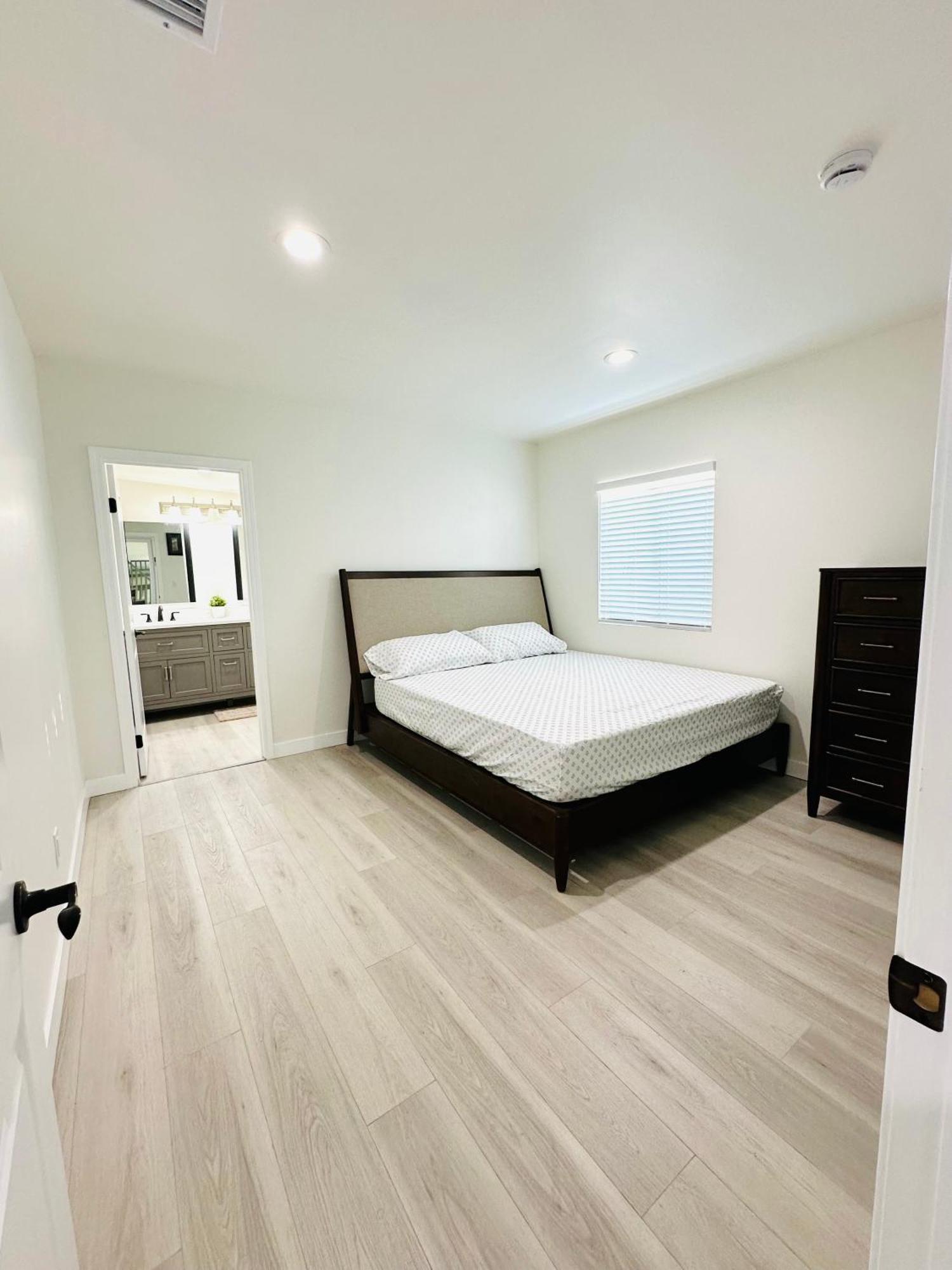 New Spacious House In Anaheim Near Disneyland-Knott In Without Backyard In The Same Lot Of 3 Separate Properties Exteriör bild