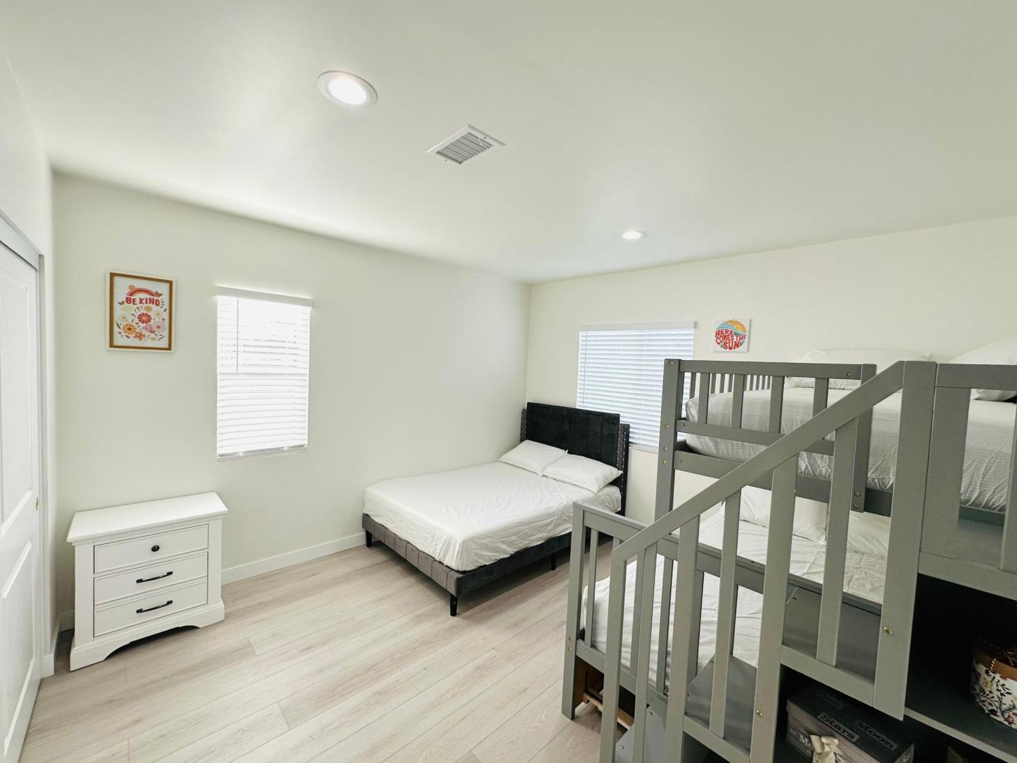 New Spacious House In Anaheim Near Disneyland-Knott In Without Backyard In The Same Lot Of 3 Separate Properties Exteriör bild