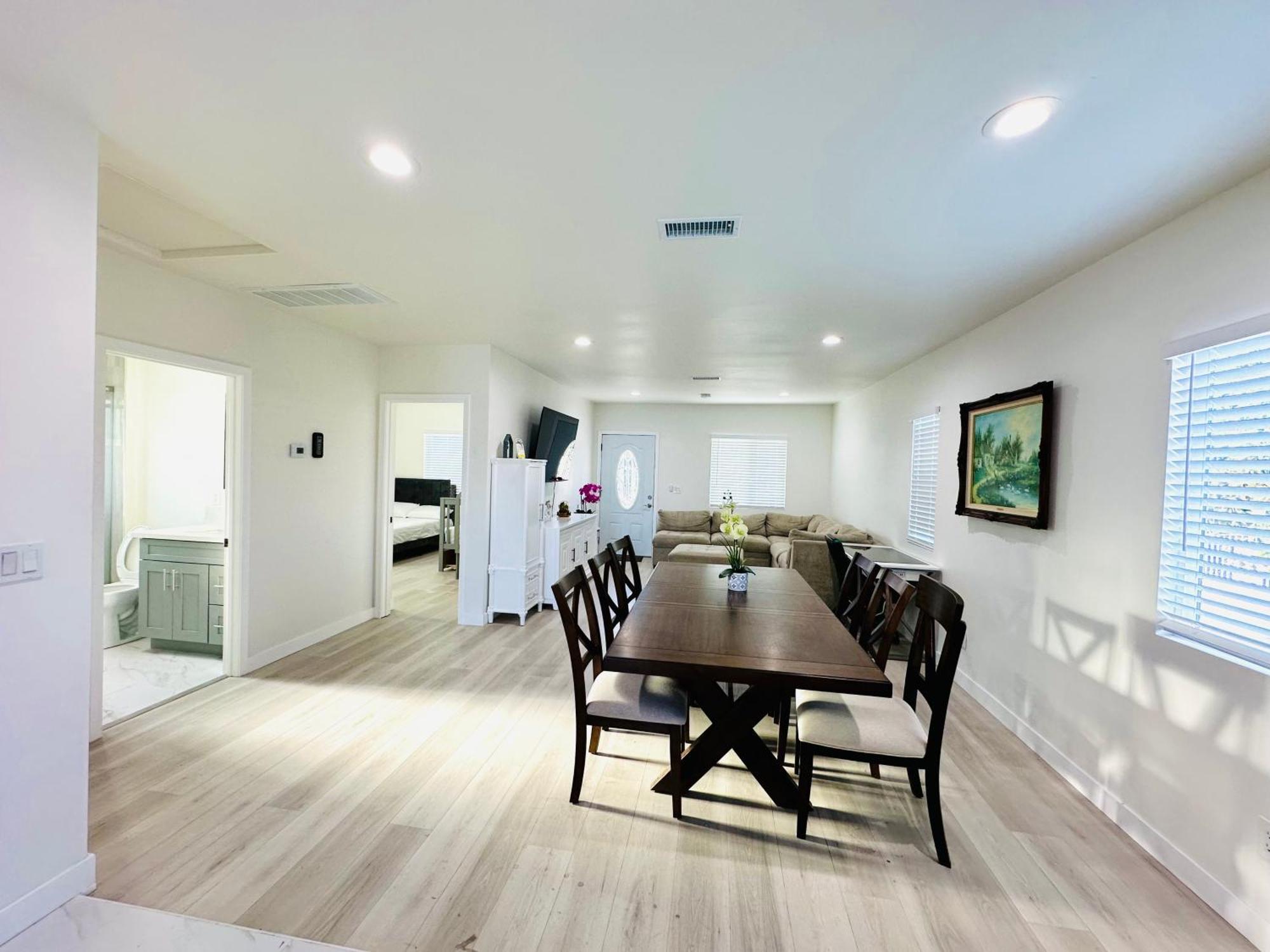 New Spacious House In Anaheim Near Disneyland-Knott In Without Backyard In The Same Lot Of 3 Separate Properties Exteriör bild