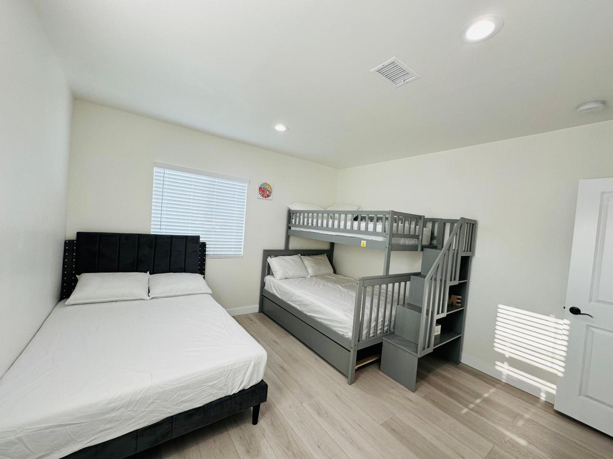 New Spacious House In Anaheim Near Disneyland-Knott In Without Backyard In The Same Lot Of 3 Separate Properties Exteriör bild