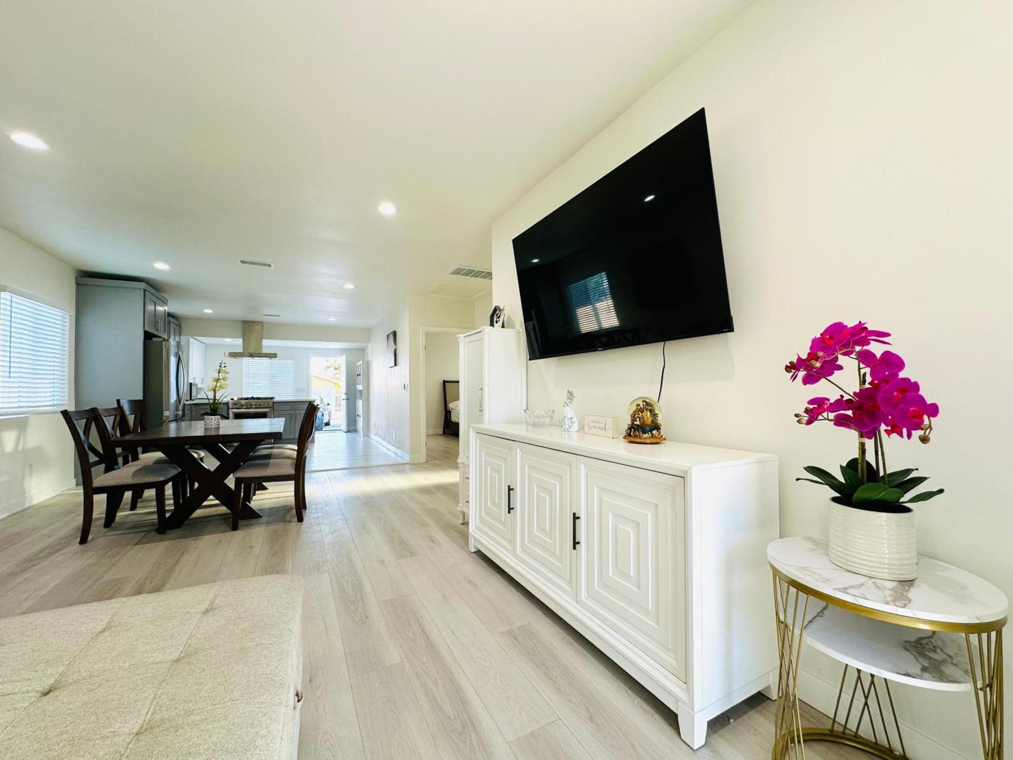 New Spacious House In Anaheim Near Disneyland-Knott In Without Backyard In The Same Lot Of 3 Separate Properties Exteriör bild