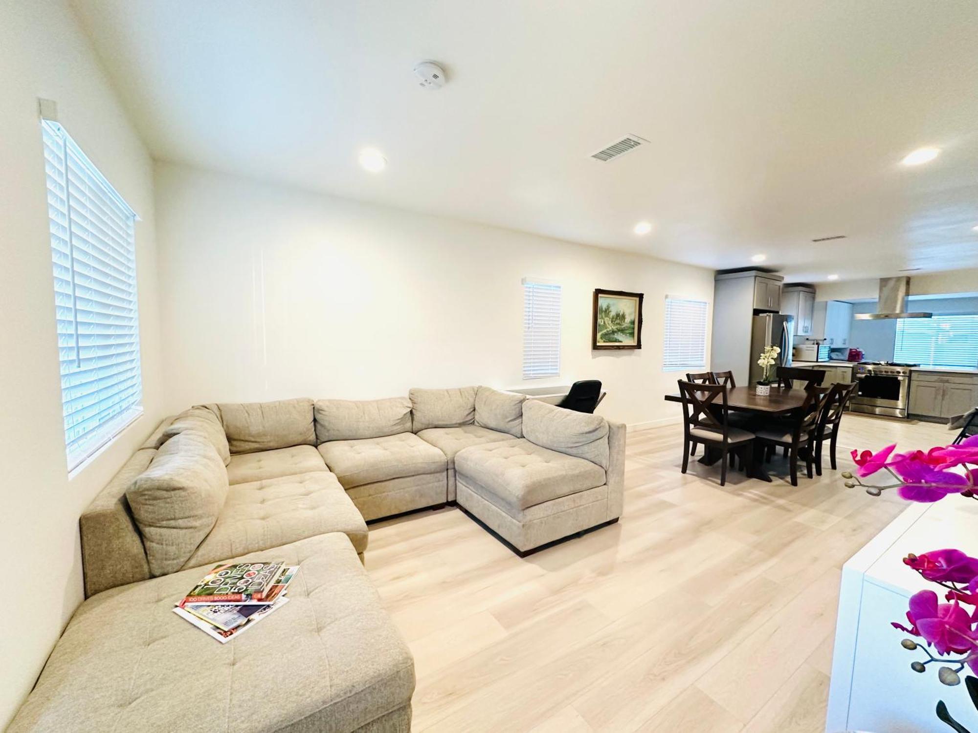 New Spacious House In Anaheim Near Disneyland-Knott In Without Backyard In The Same Lot Of 3 Separate Properties Exteriör bild