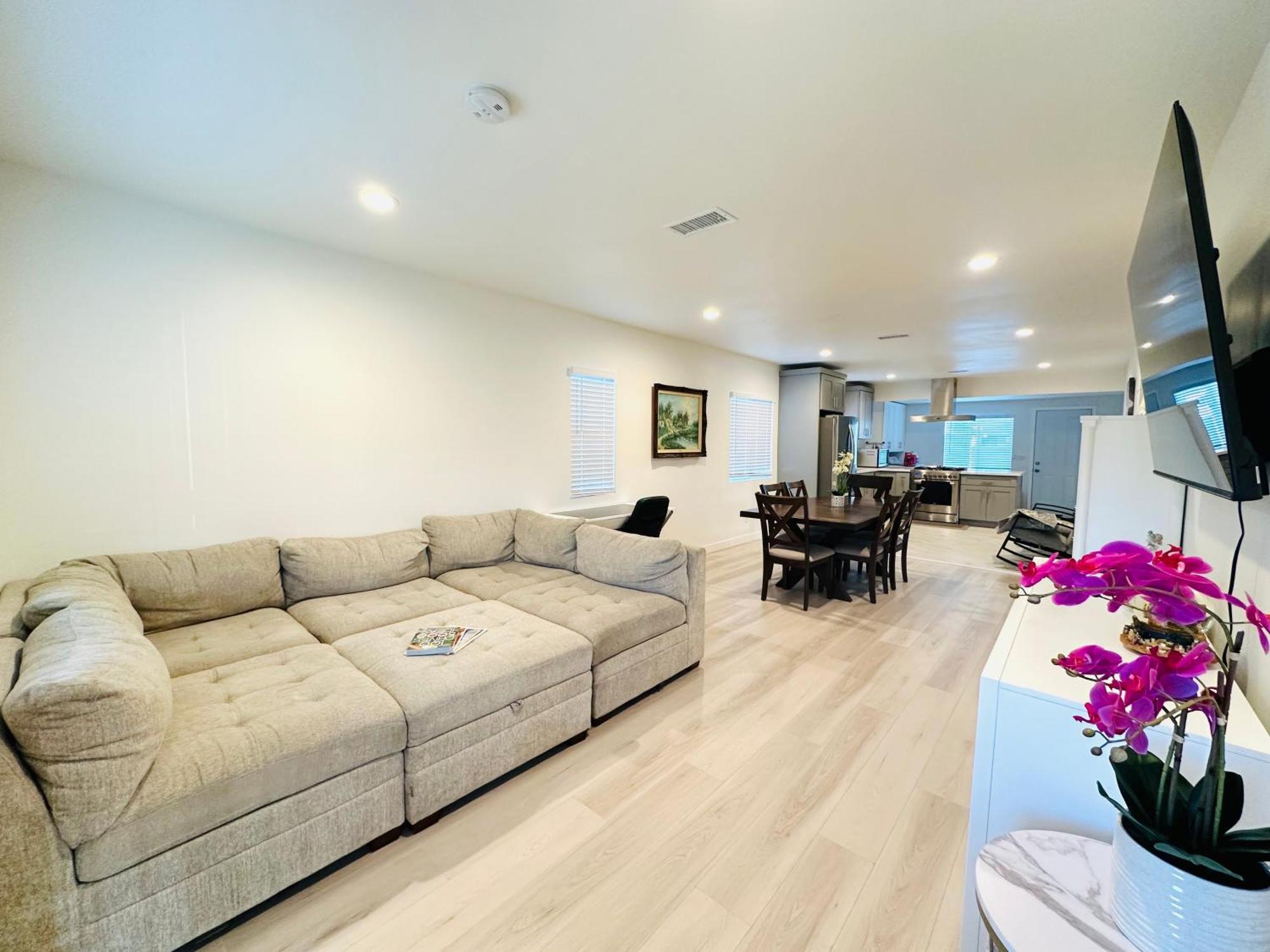 New Spacious House In Anaheim Near Disneyland-Knott In Without Backyard In The Same Lot Of 3 Separate Properties Exteriör bild